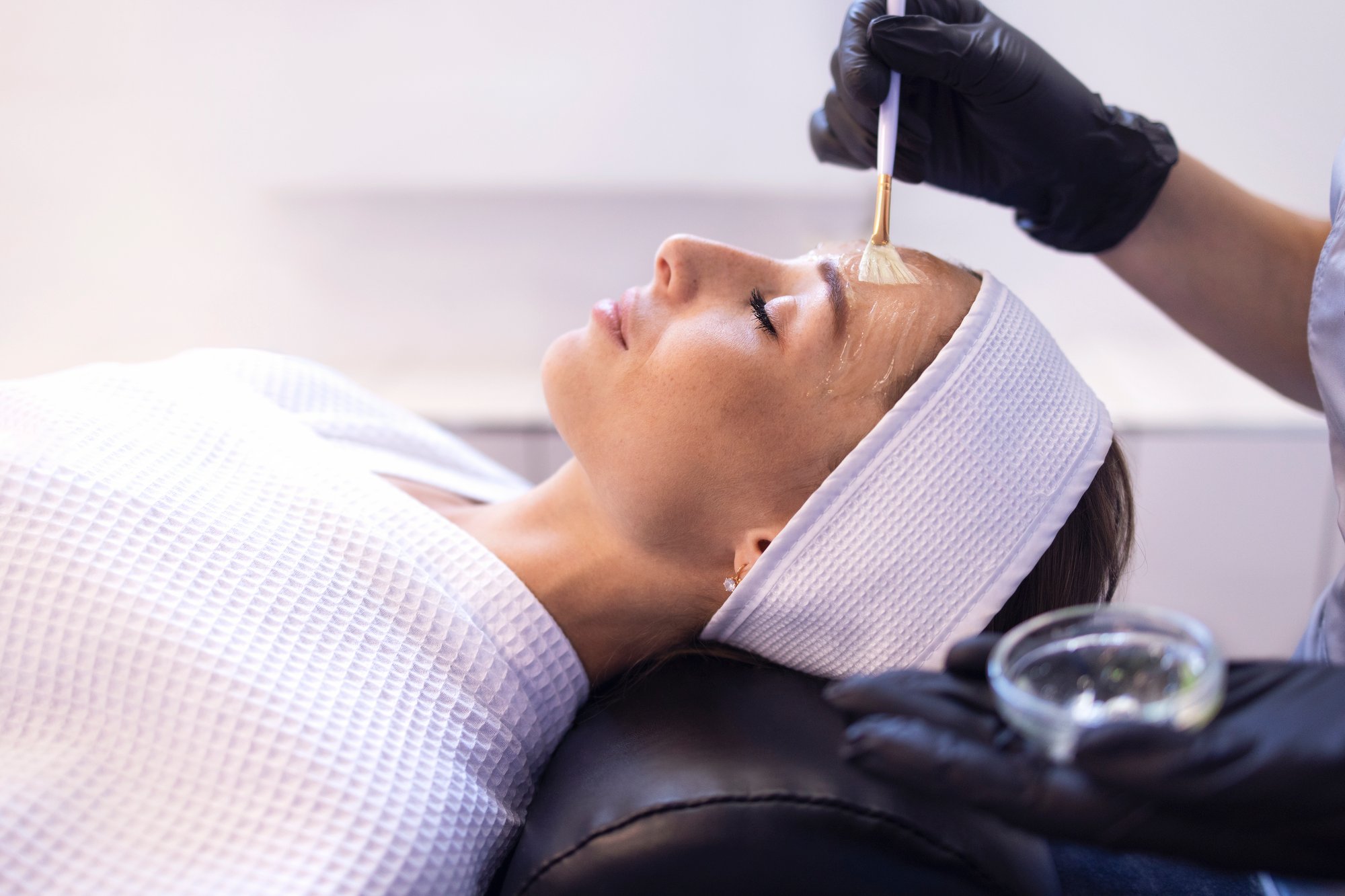 beauty-salon-beautician-applies-cooling-gel-to-cli-2025-01-09-05-05-23-utc