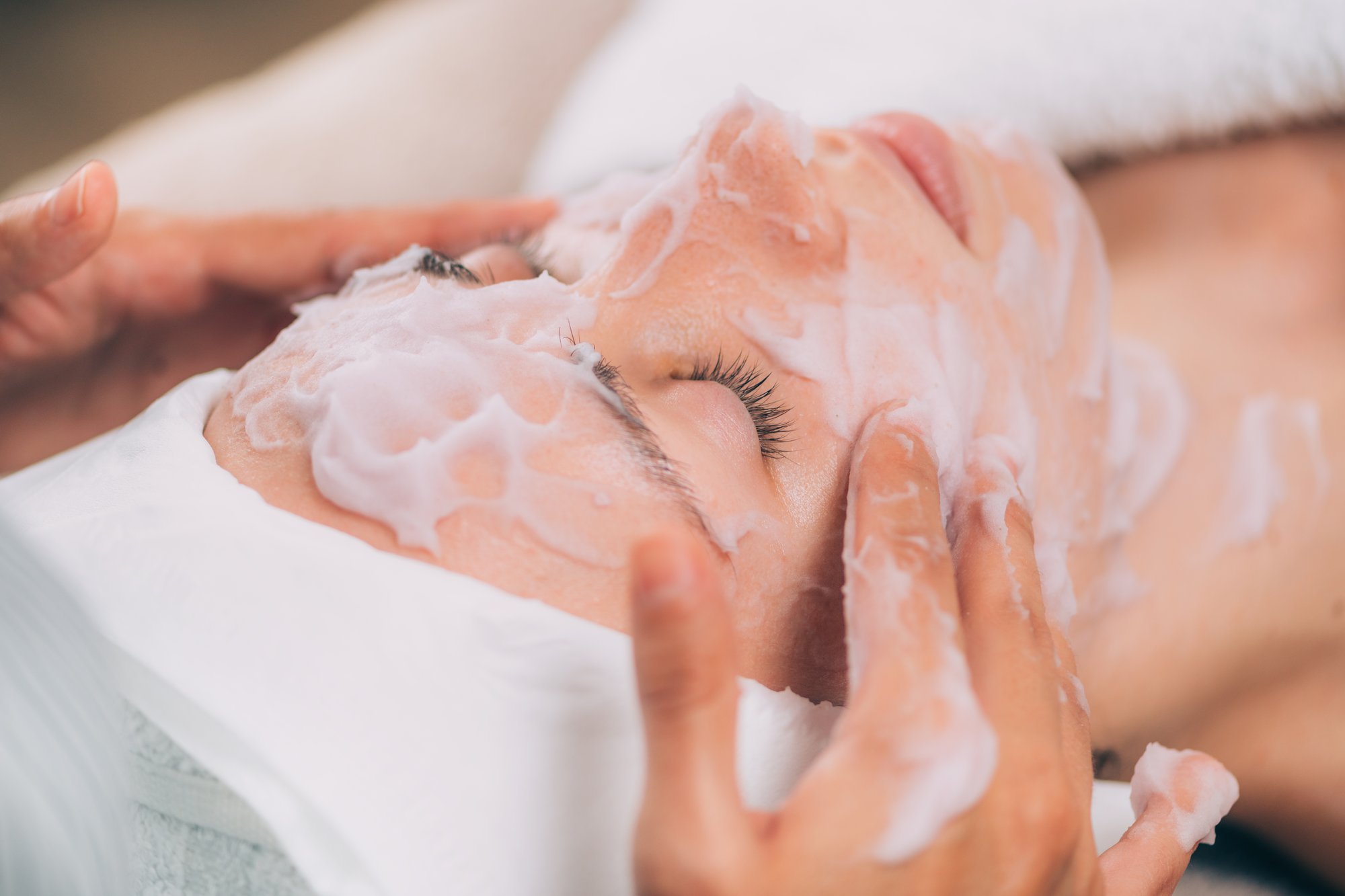facial-mousse-mask-calming-beauty-treatment-for-f-2024-10-18-08-27-49-utc
